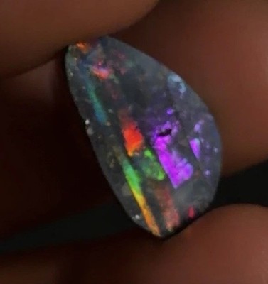 Gem Boulder-Opal 7,9 ct Multicolor Harlequin Broad Flash - natürlich