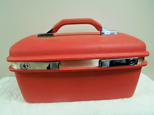 q926 Vintage Samsonite Red Royal 