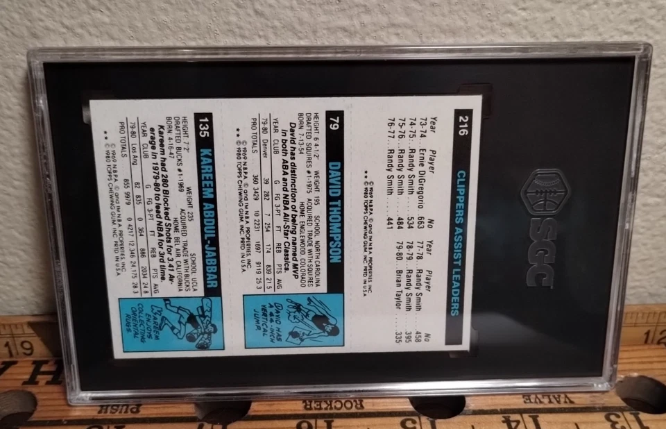 1980-81 Topps #44 Kareem Abdul-Jabbar David Thompson Brian Taylor SGC 5,5 Foto 3 de 4