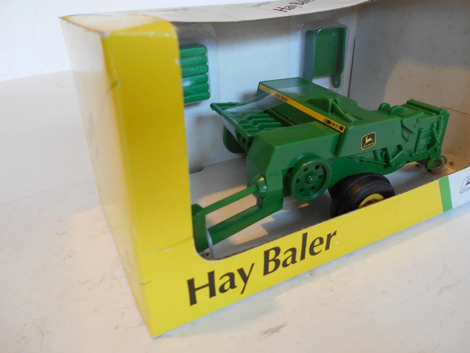 Vintage 1993 Ertl 1:32nd Scale John Deere 338 Hay Baler w/4 Bales, #5639, NIB - Image 3 of 4