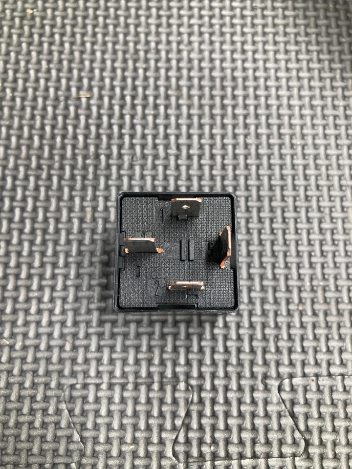 95-23 Audi A6 Quattro Front/Rear Power Relay Control Module 4 Pins OEM 8K0951253 - Image 3 of 4