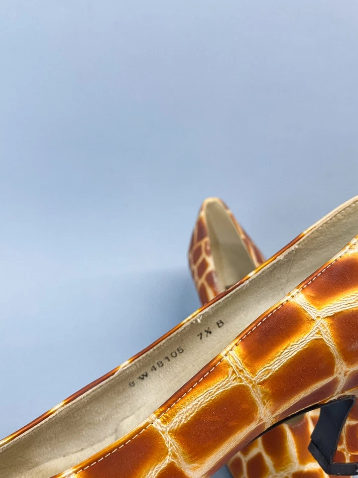 90 年代 Stuart Weitzman 皮革橙色棕色金色长颈鹿动物印花路易高跟鞋 — 第 3/4 张图片