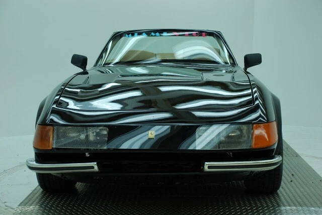 Ferrari 365 GTS4 1968-73 Daytona Spider par de cucharones de señal de giro en esquina delantera Foto 3 de 4