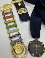 Prendedor de barra esmaltado al mérito vintage de la Orden Masónica del Arco Iris para niñas cruz de color