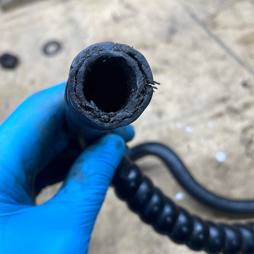 Porsche 944 power steering reservoir bottom hose - 第 8/18 張圖片