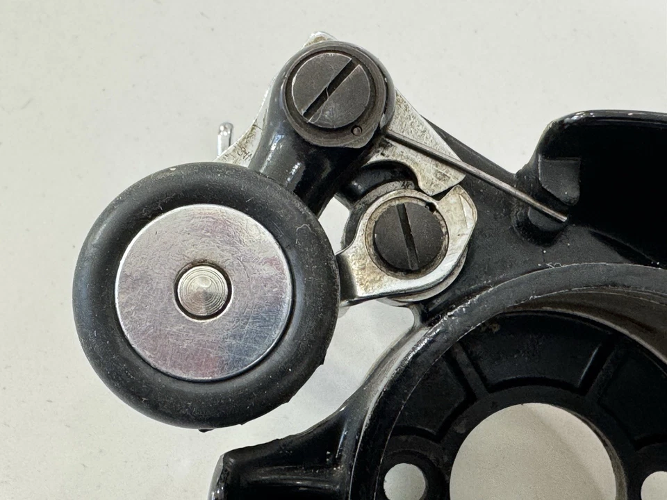 Máquina de coser Singer 201-2 motor en maceta, tornillos, conjunto de bobinadora con neumático nuevo, en muy buena condición Foto 2 de 4