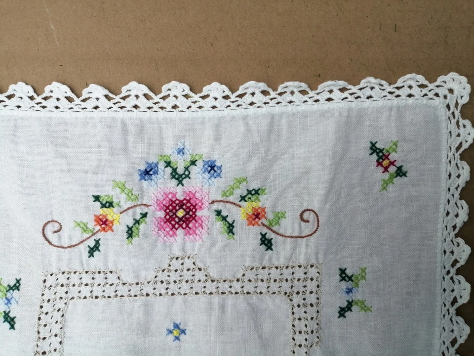 Zierdecke, Deckchen, bunt bestickt, ca. 40 cm x 27 cm - Bild 2 von 3