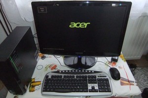 Acer Aspire XC830, 8 GB RAM, inklusive Monitor, Tastatur und Maus.