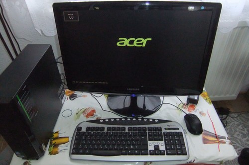 Acer Aspire XC830, 8 GB RAM, inklusive Monitor, Tastatur und Maus.