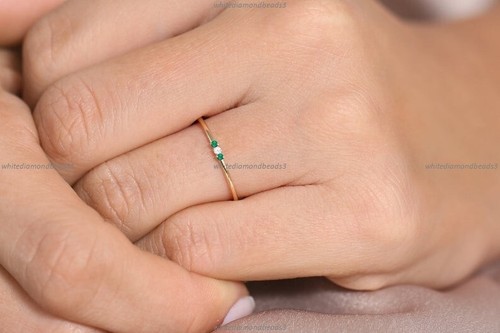Anillo de compromiso de cumpleaños fino banda minimalista diamante esmeralda de oro 14 K - Imagen 3 de 3