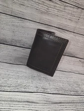 Men's Levi's Leather Trifold Wallet 1 ID Slot 6 Card Slots Interior Zipper Brown