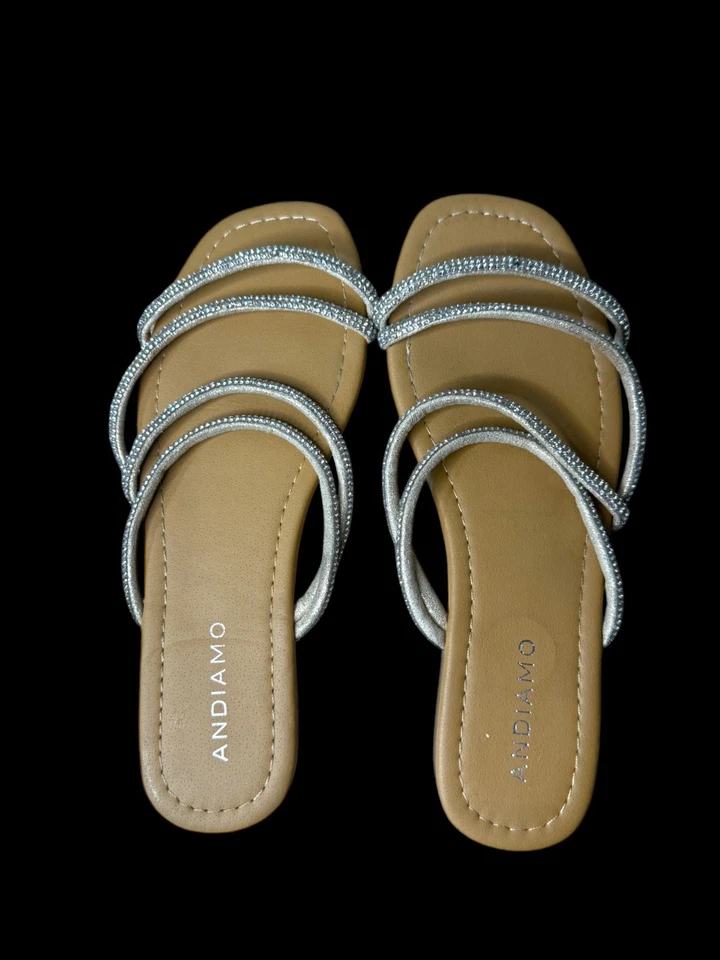 Sandalias planas sin cordones Andiamo para mujer con correa de estrás talla 8W anchas tostadas plateadas Foto 2 de 4