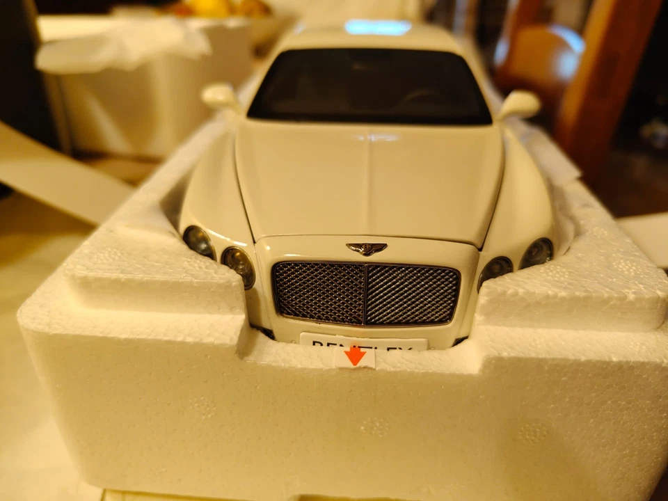 Bentley Flying Spur W12 bianco scala 1/18 Kyosho. Come nuovo con scatola. Raro. - Immagine 3 di 4