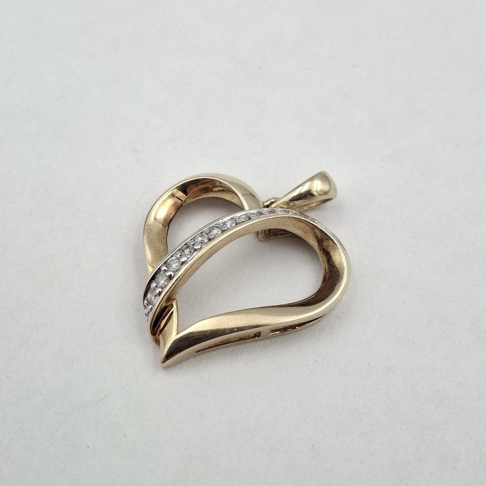 Faja de corazón estilizada calada con acento de diamante redondo de oro amarillo de 14 quilates Pe (CP4006657) Foto 3 de 4