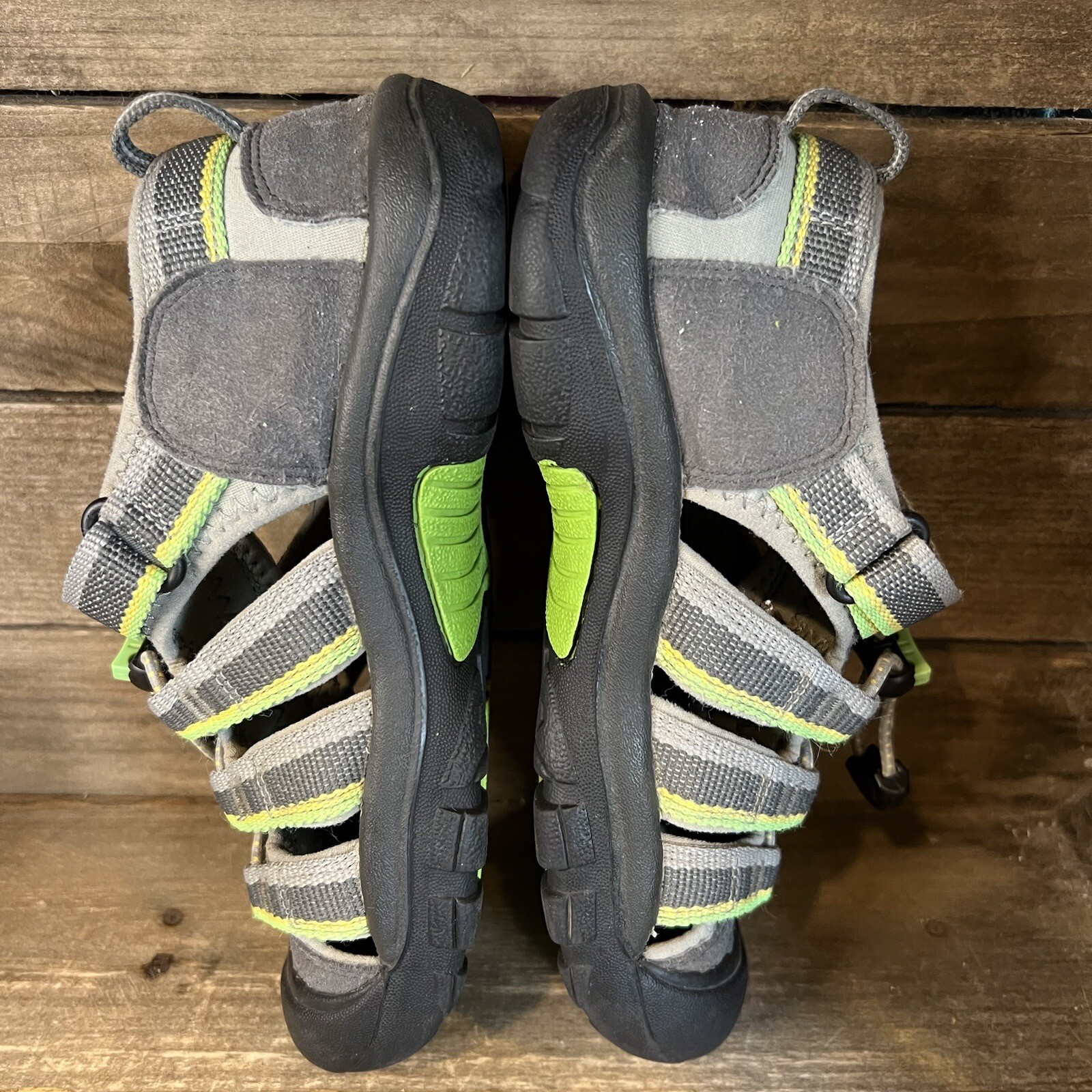 Sandali scarpe grigie impermeabili Keen Newport H2 per bambini grandi taglia 2 Y in ottime condizioni