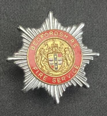 OBSOLETE BEDFORDSHIRE FIRE SERVICE VINTAGE FIRE BRIGADE ENAMEL COUNTY CAP BADGE