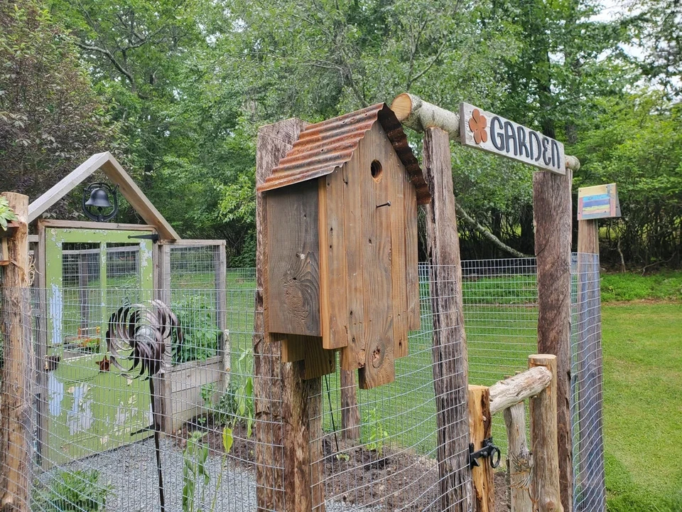 Gran pajarera rústica con marco en A para colgar en la pared de madera de granero para decoración del hogar y el jardín Foto 2 de 4