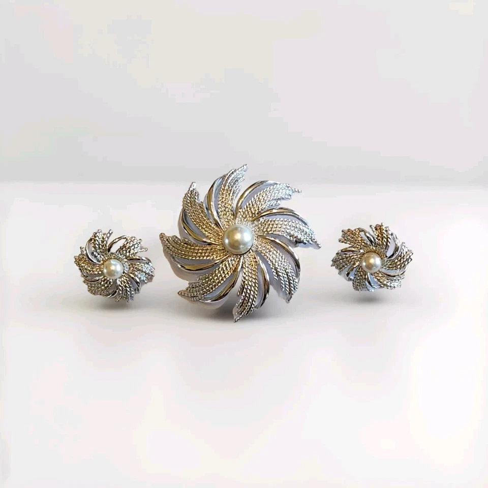 Sarah Coventry Signed Vintage Brooch & Earrings Faux Pearl Large Silver Tone - Image 4 of 4