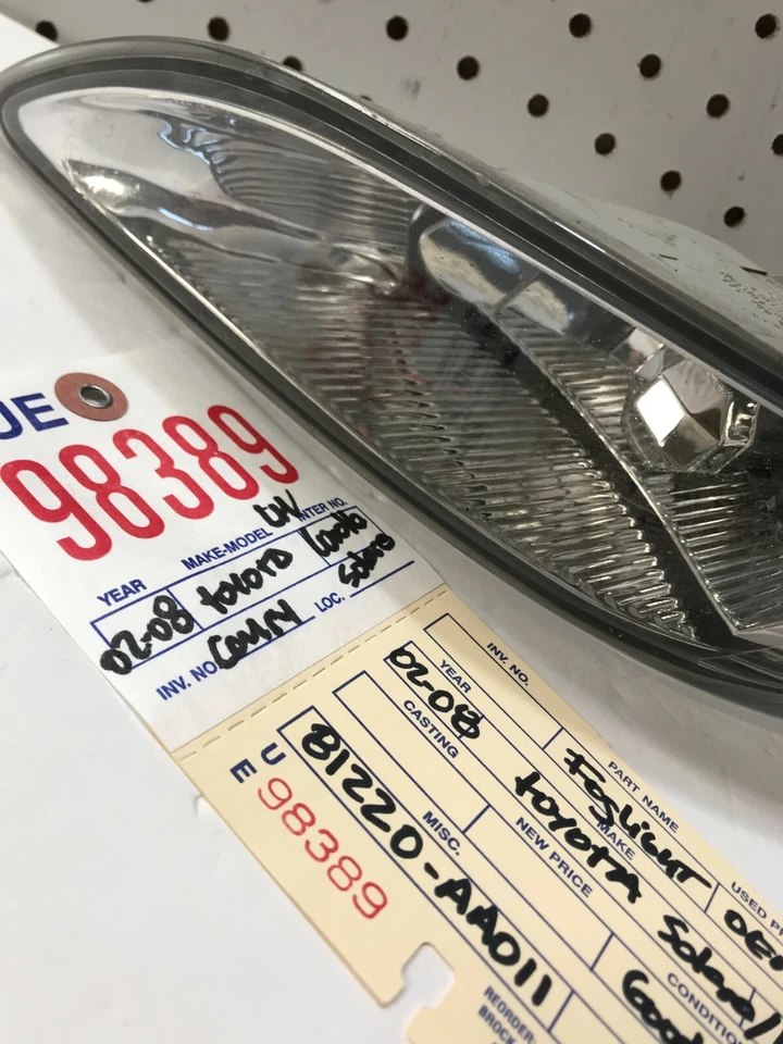 Luz antiniebla del lado izquierdo del conductor Toyota Corolla 2004 2005 2006 2007 2008 OEM  Foto 4 de 4