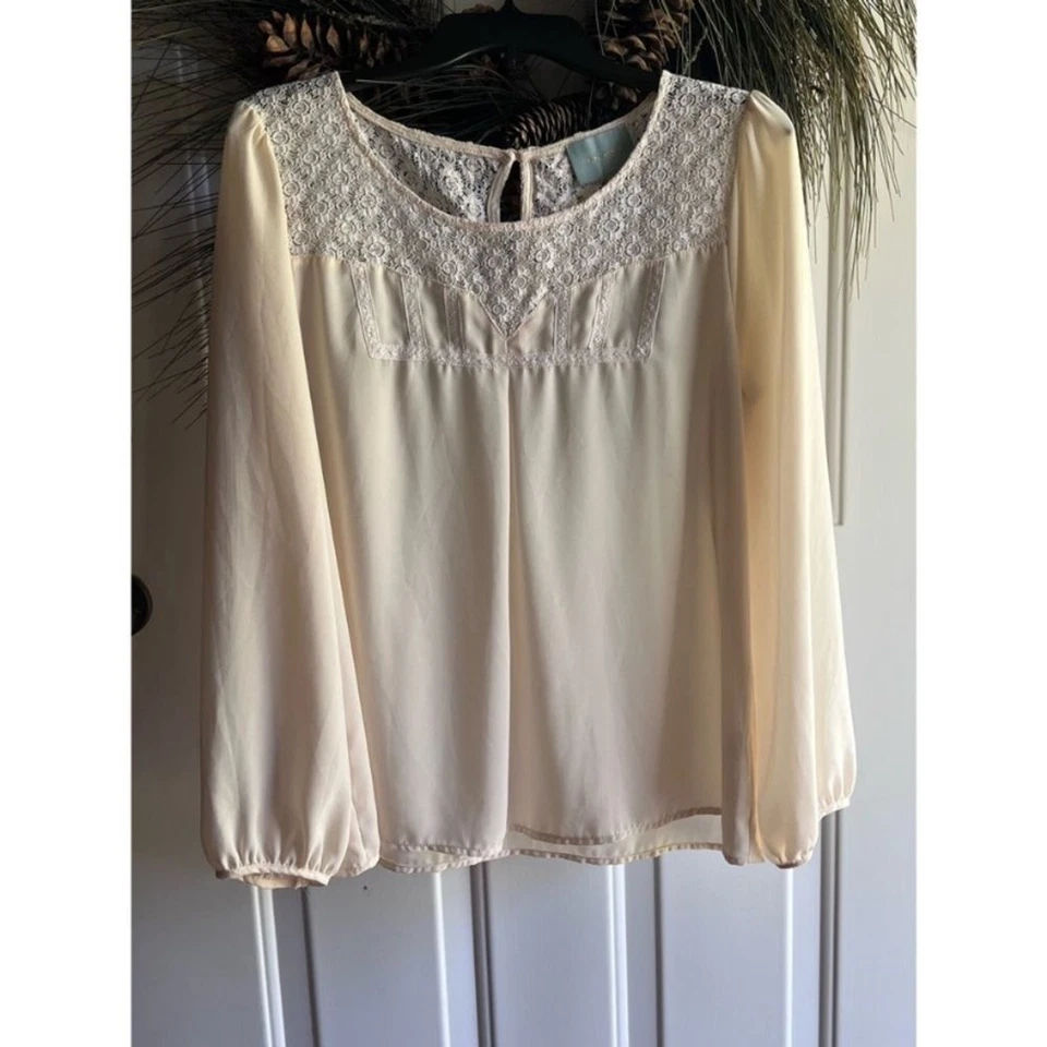 Top/Blusa/Camisa Skies are Azul Off White Manga Larga con Detalle de Encaje Talla L