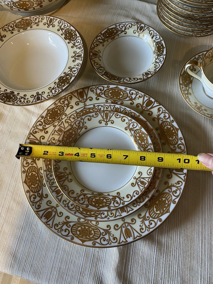 NORITAKE 175 CHRISTMAS BALL 12 PLACE SETTING W/ BOWLS & SERVINGS/92PCS