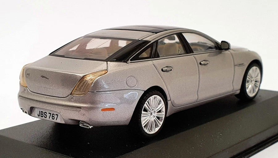 Atlas Editions 1/43 Scale Model Car 4 641 124 - Jaguar XJ - Silver - Image 2 of 4