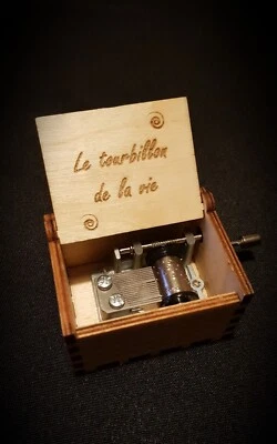 Boîte à musique en bois Jeanne Moreau Le tourbillon de la vie - Personnalisable