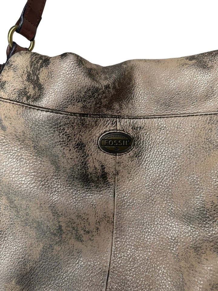 Bolso de hombro plegable de cuero marrón dorado metálico Fossil Foto 4 de 4