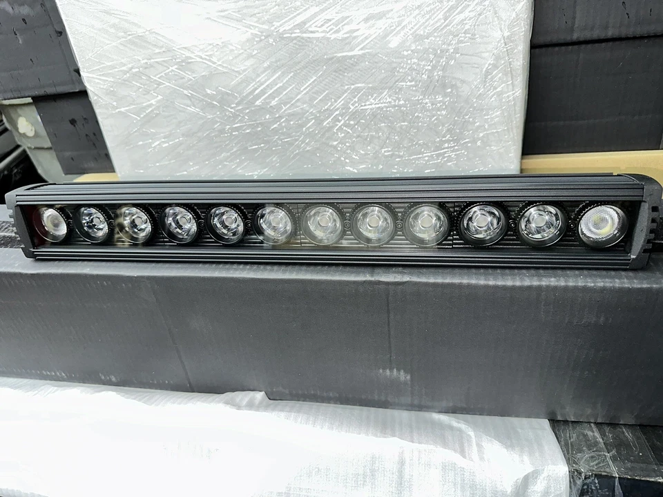 Barra de luz LED negra de una fila Pilot Automotive PL-9722P 22,5" PLX Foto 3 de 4