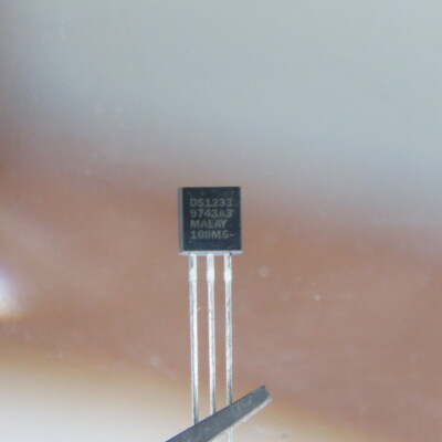 DALLAS SEMICONDUCTOR  DS1233M5 Qty of 50 per Lot Voltage Detectors / Monitors 3.