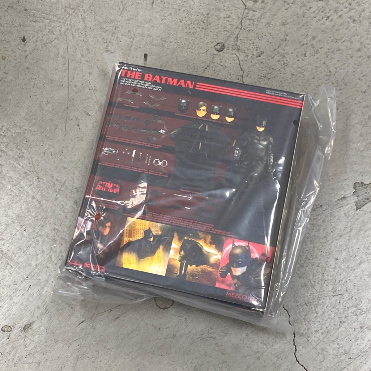 76593: Mezco One:12 Collective The Batman Robert Pattinson 2022