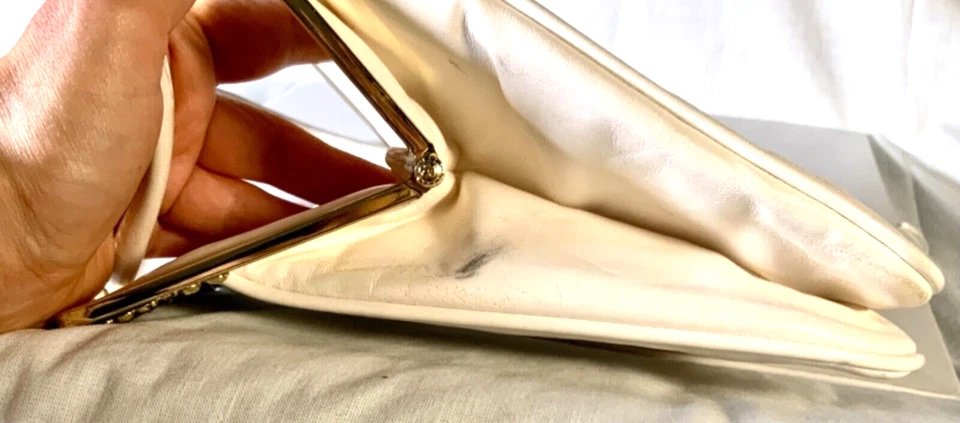 1950’s "Bag by Francoise"  Vintage Purse White Leather like Clasp Handbag - Image 4 of 4