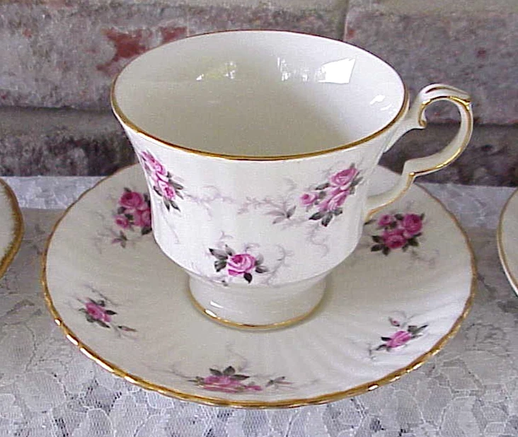 Hermosos juegos de tazas de té y platillos de porcelana de hueso vintage desajustados Inglaterra Foto 3 de 4