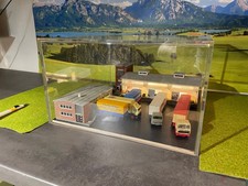 Speditionsanlage mit 2 Lagerhallen +Büro,  beleuchtet + LKW`s  in Acrylvitrine