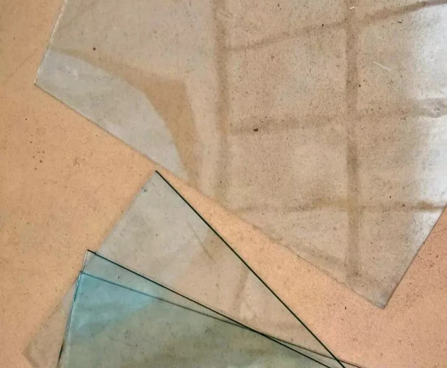 Lot de 4 vitres anciennes en verre soufflé XIXe S. - Format 3M - 27 x 16 cm - Photo 2/2