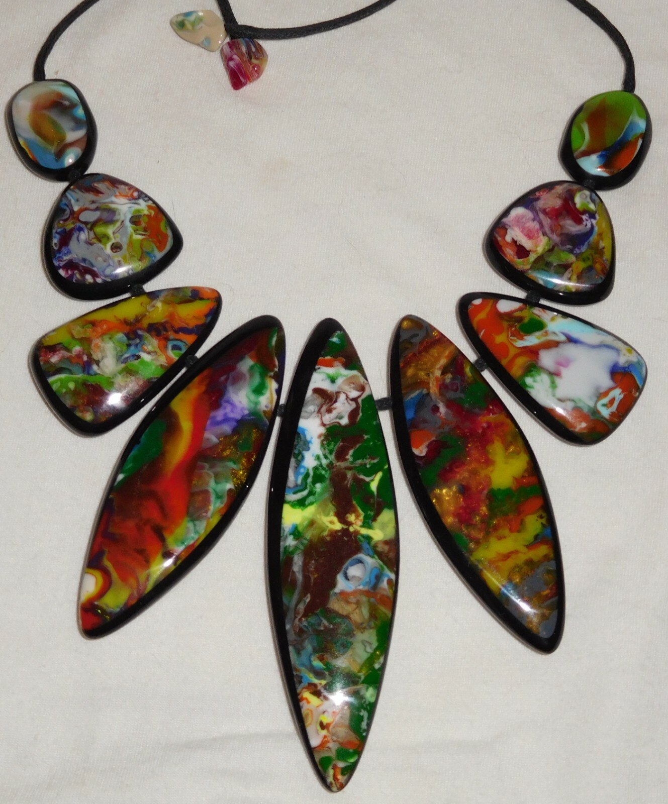 Sobral Navete Frive Pollock Vibrant Hues w Black Edging Necklace Brazil Import Popularna wyprzedaż, nowe wydanie