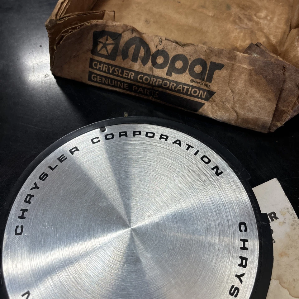 Tapa central de llanta de aleación Chrysler LeBaron New Yorker P/N 4284254 OEM Foto 2 de 4