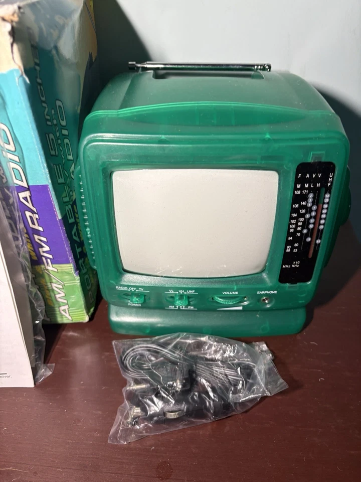 Radio CRT Clear Green Prison de 5” de colección Aero CIB Foto 2 de 4