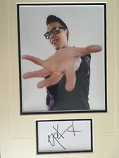 GOK WAN - TOP TV FASHION GURU - SUPERB SIGNED PHOTO DISPLAY