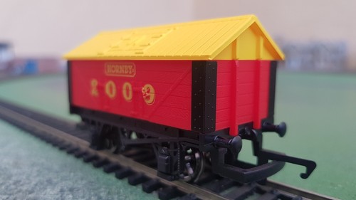 Hornby R6458 2009 Salt Wagon, red and yellow, Boxed - Foto 9 di 10