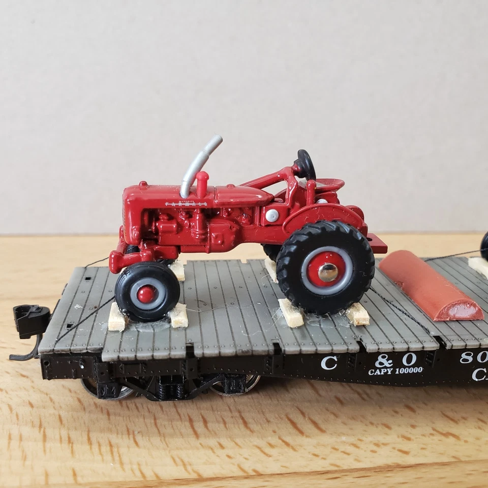 Custom Chesapeake & Ohio Flat Car with 3 Farmall Tractors 1:87 HO Scale - Image 3 of 4
