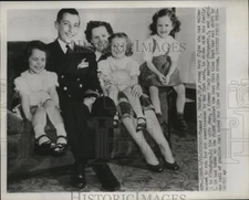 1952 Press Photo Thomas S. Chuhak with his wife and three daughters - nem63994