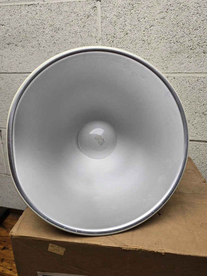 Vintage Smith-Victor Model A120 Photographic Studio Light 12", NEW in Box - Image 3 of 4