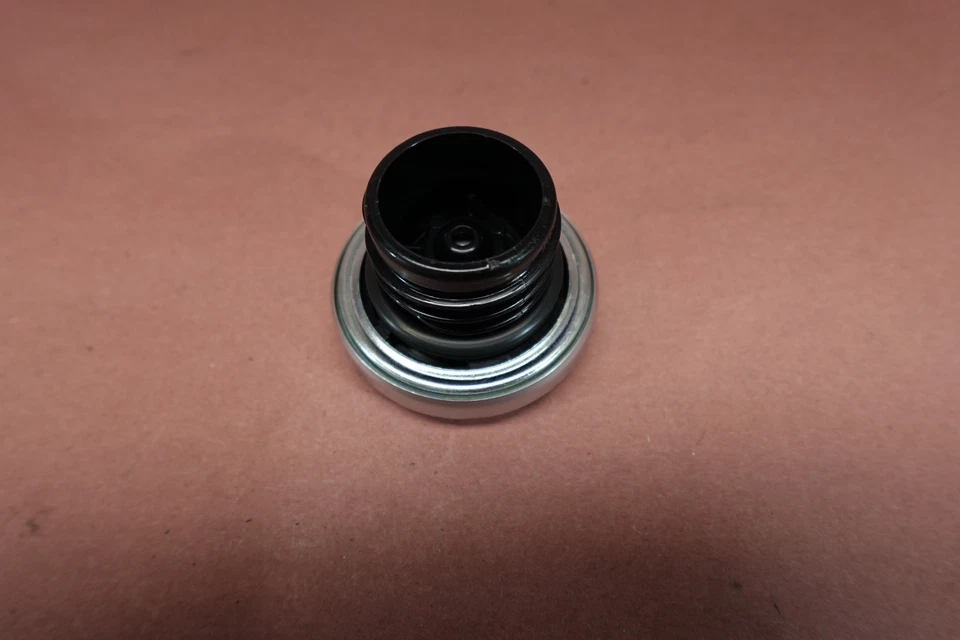 2009-2021 Harley Davidson Iron 883 XL883N Gas Fuel Cap - Image 3 of 4