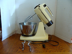Sunbeam Mixmaster Power Plus Harvest GoldStand Mixer w/Bowls w/2 Sets of Beaters