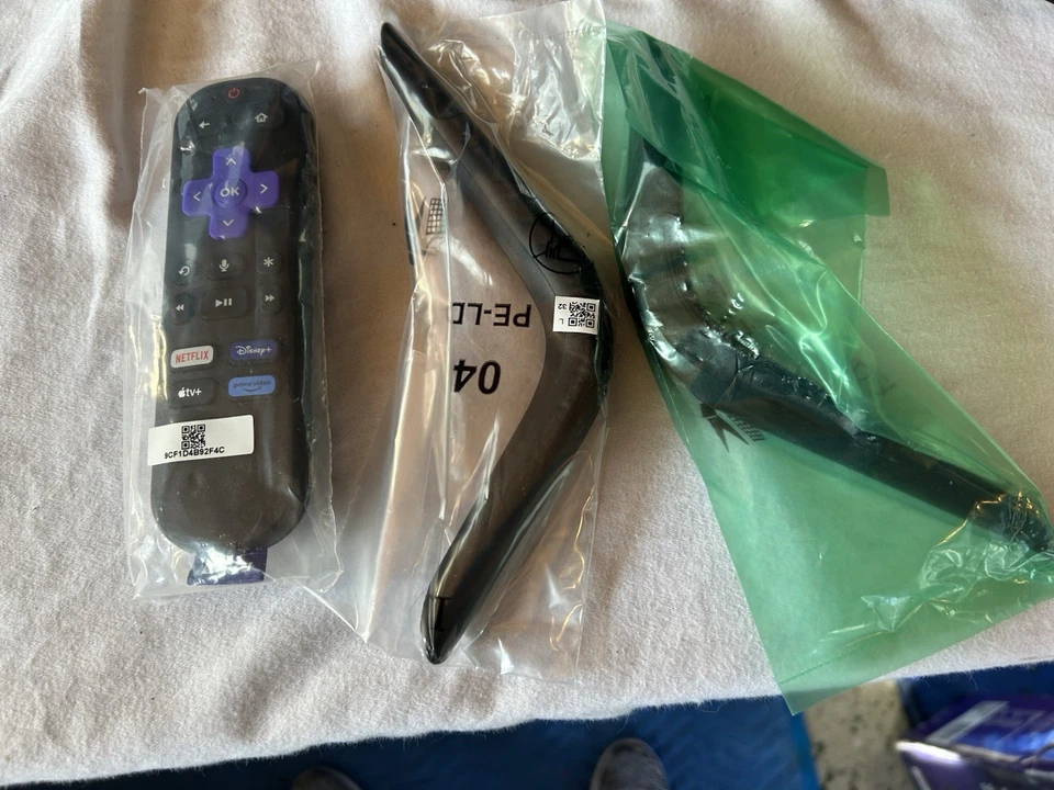 Roku Smart TV 720p 32-inch - Image 3 of 4