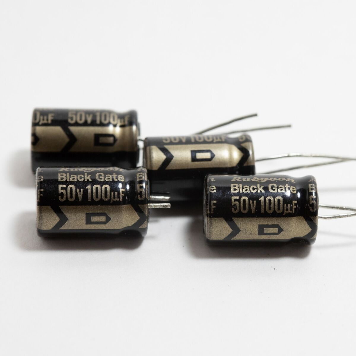 مكثف 100UF/50V من زاوية مختلفة