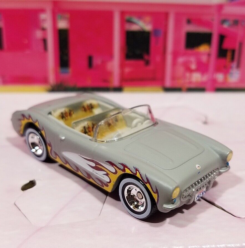 Corbeta gris personalizada Ken 1956 Barbie The Movie exclusiva de Hot Wheels RLC CON LLAMA - Imagen 9 de 12