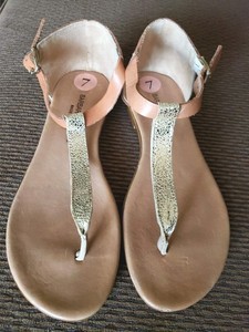 Barbara Barbieri Sz 7 T-Strap Flat Sandals Crackle Gold Tan Leather Strap Buckle