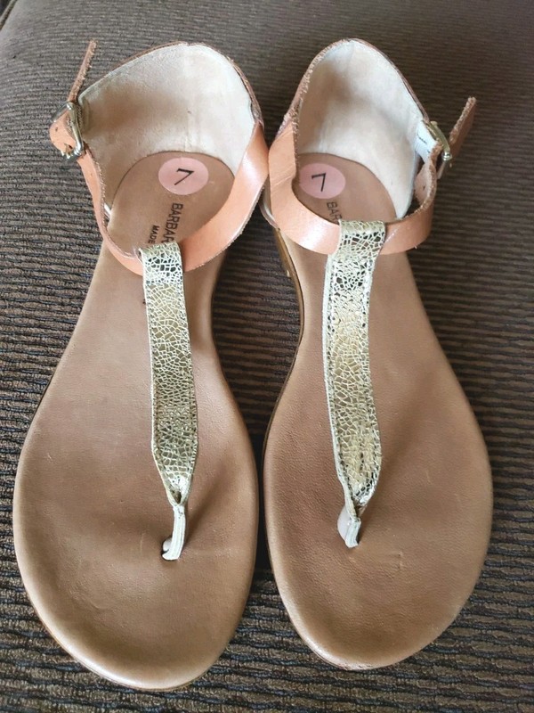 Barbara Barbieri Sz 7 T-Strap Flat Sandals Crackle Gold Tan Leather Strap Buckle